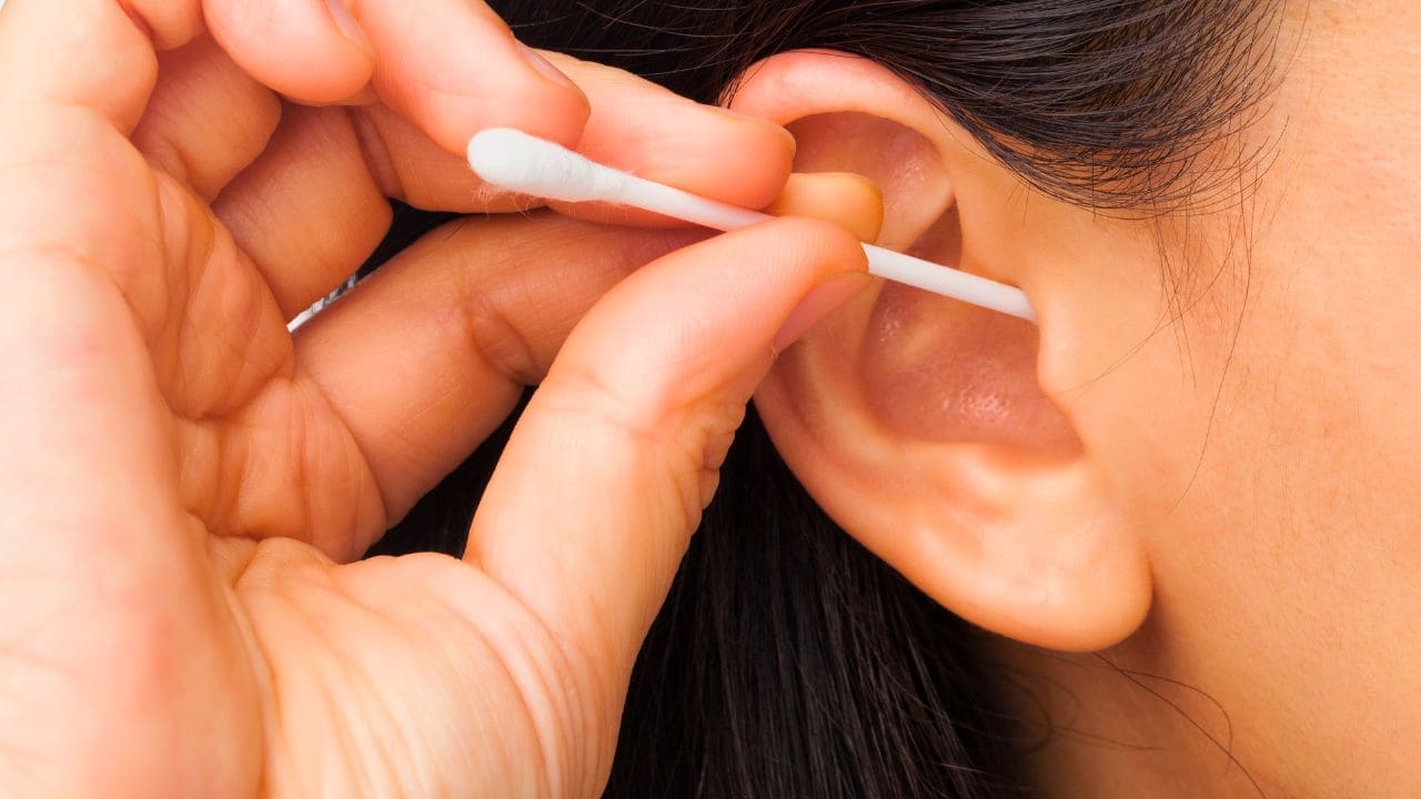 कान की गंदगी से परेशान हो? आजमाएं ये चमत्कारी घरेलू नुस्खे और पाएं राहत मिनटों में!