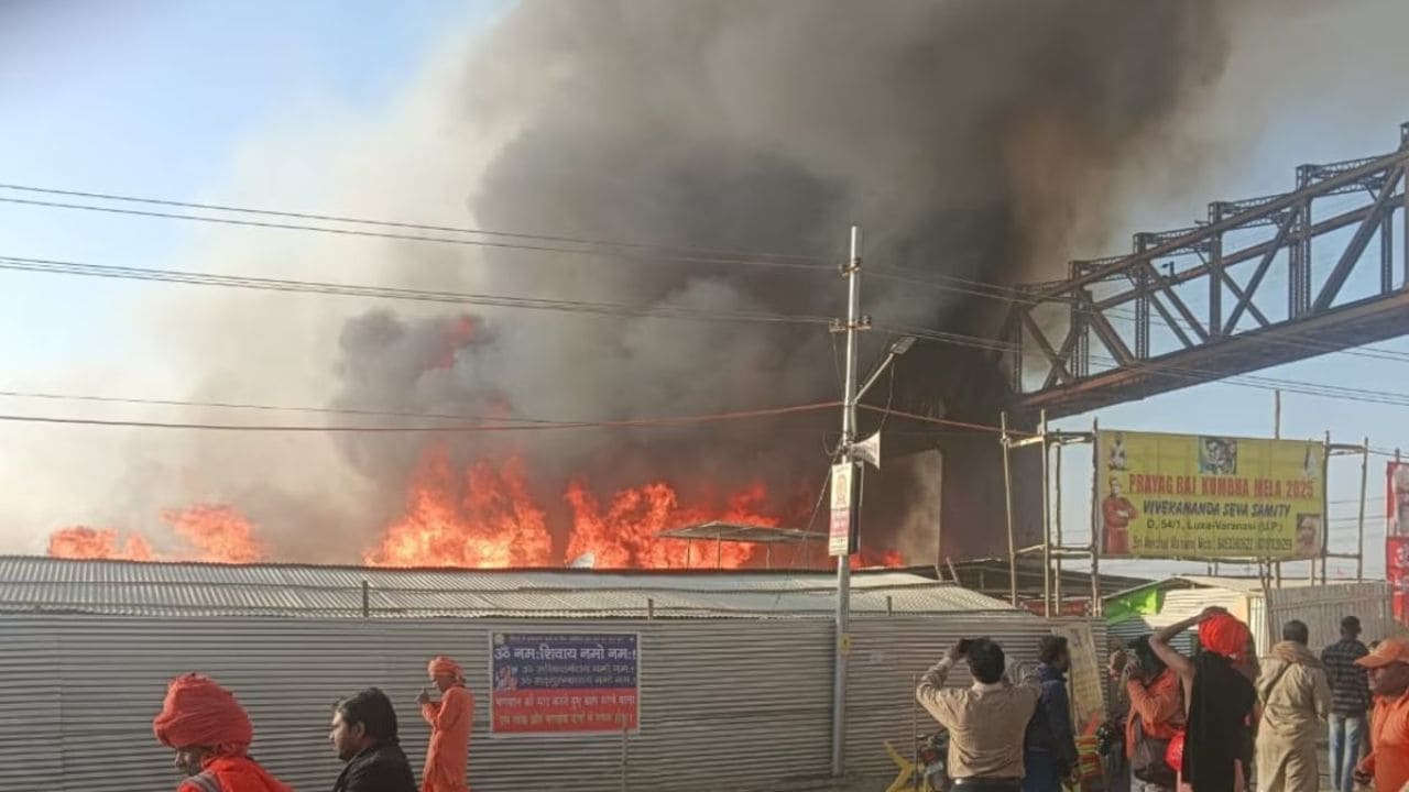 Mahakumbh Fire News: प्रयागराज महाकुंभ में भीषण आग, सिलेंडर फटने से 25 टेंट जलकर खाक