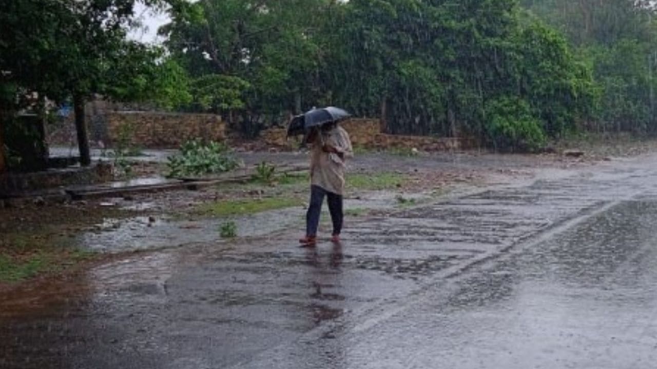 Rajasthan Weather Update: राजस्थान में मौसम का बदलता मिजाज, इन जिलों में बादल-बारिश का अलर्ट
