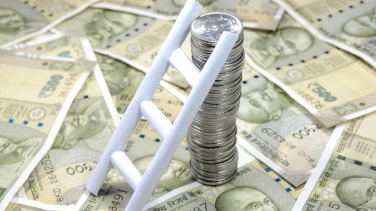 कर्मचारियों और पेंशनर्स के लिए खुशखबरी! अब तक के 7 वेतन आयोग से सैलरी में हुए ये बड़े बदलाव