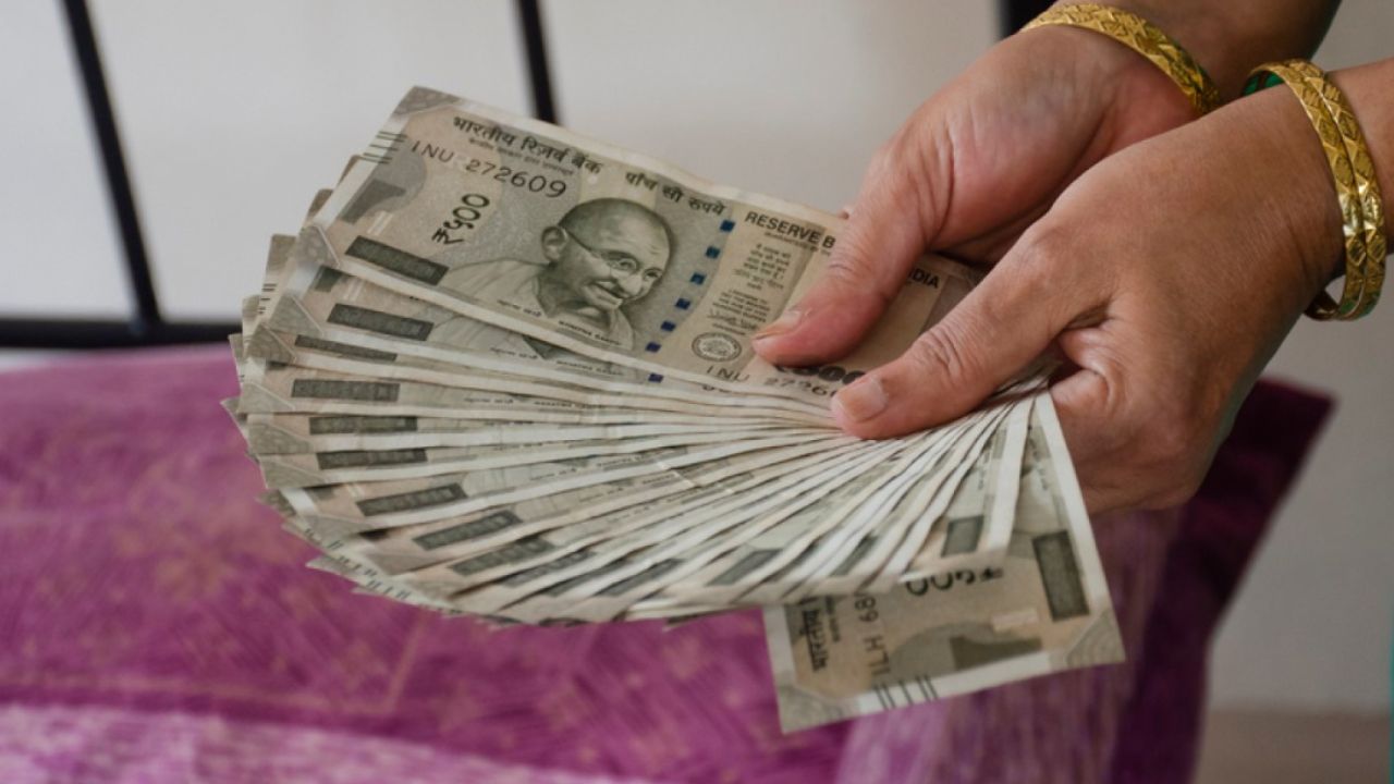 Ladki Bahin Yojana: लाडकी बहिन योजना में मिल रहे महिलाओं को हर महीने ₹1500, योग्यता से लेकर अप्लाई तक जानें सब कुछ यहां