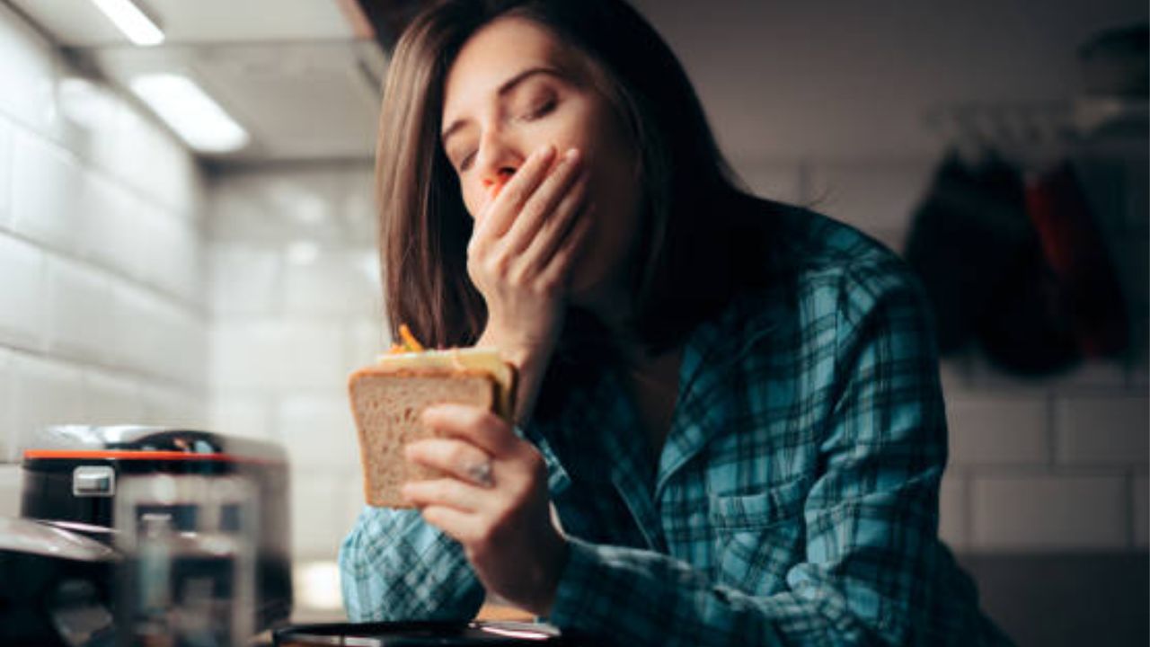 देर रात खाना कितना खतरनाक है? जानिए स्टडीज क्या कहती हैं