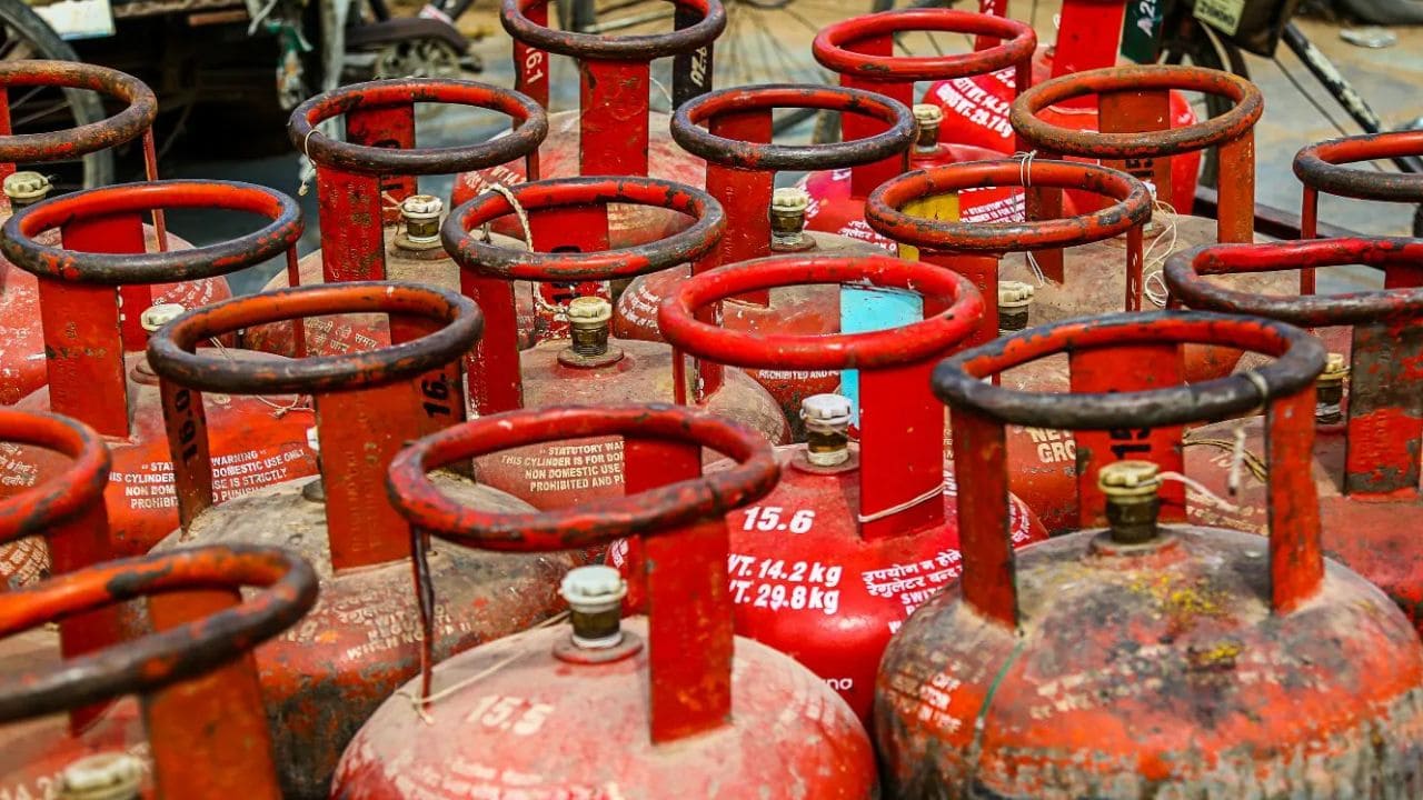 LPG Gas Cylinder Price Hike: रसोई गैस सिलेंडर हुआ 50 रुपये महंगा, इस दिन लागू होगी नई रेट